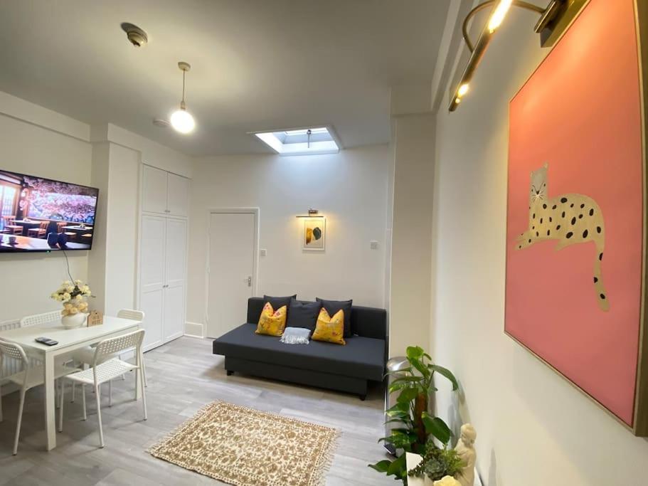 The Spotted Cat… London! Apartment Bagian luar foto